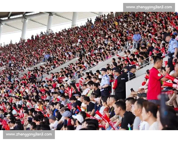 苏超赛场现 散装家庭:父母为连云港助威,子女为苏州呐喊 苏超赛场现 散装家庭:父母为连云港助威,子女为苏州呐喊